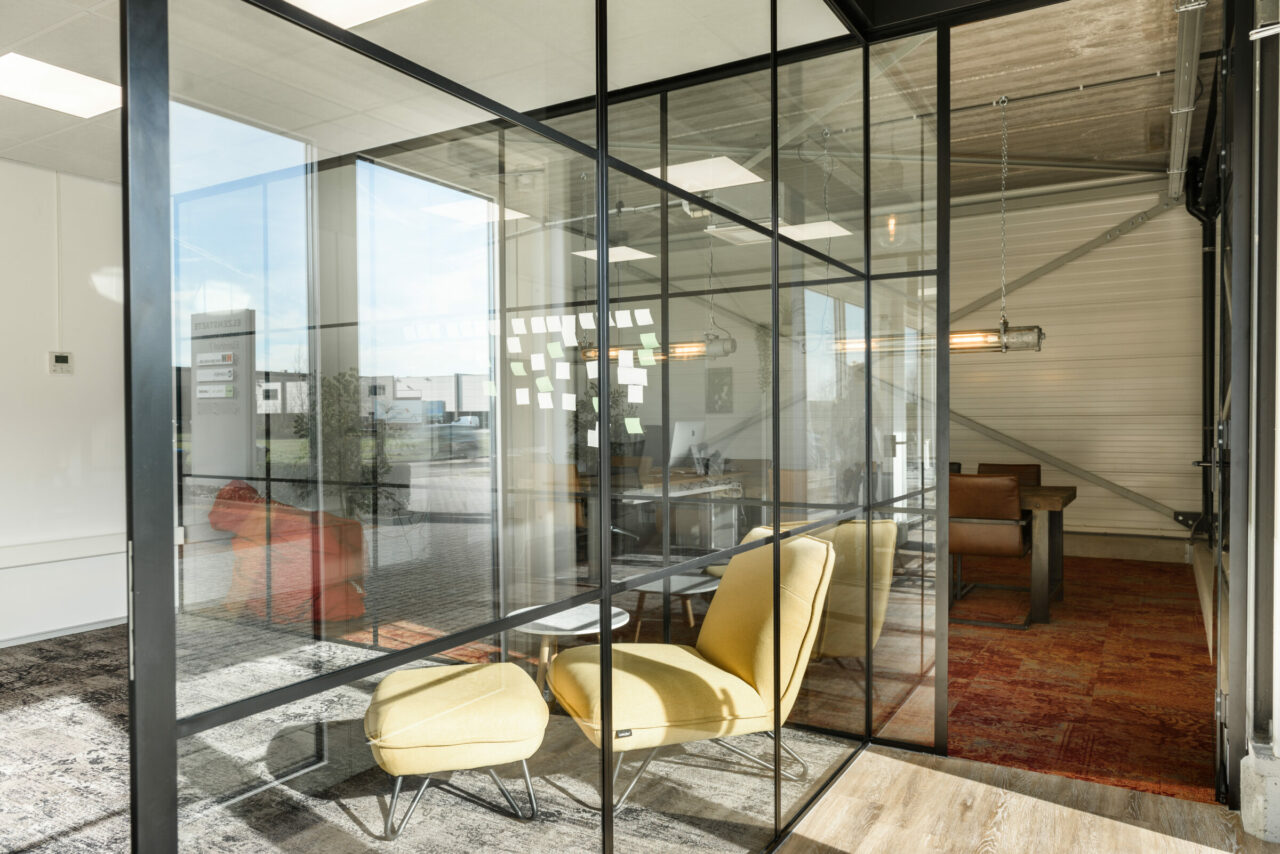 enkelglas scheidingswand kantoor