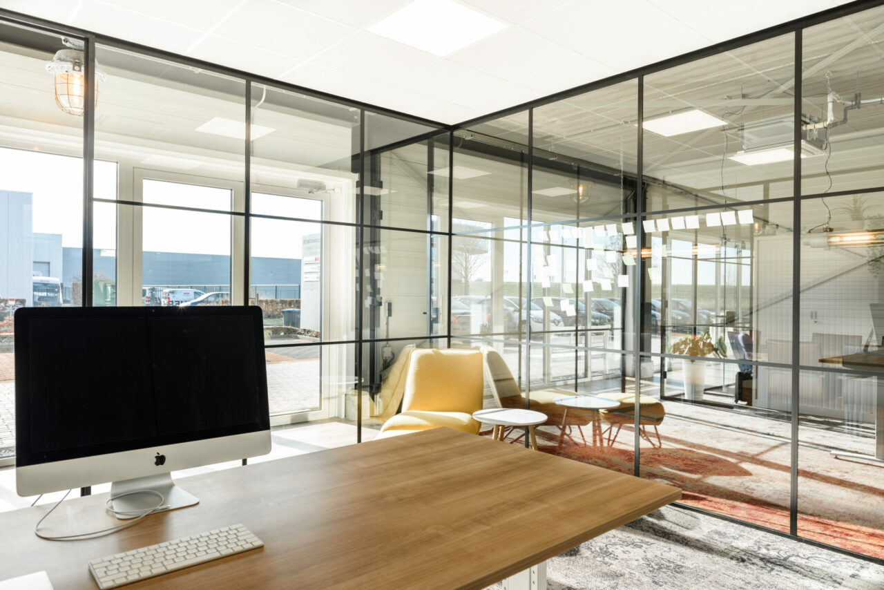 glaswanden in het zakelijk interieur