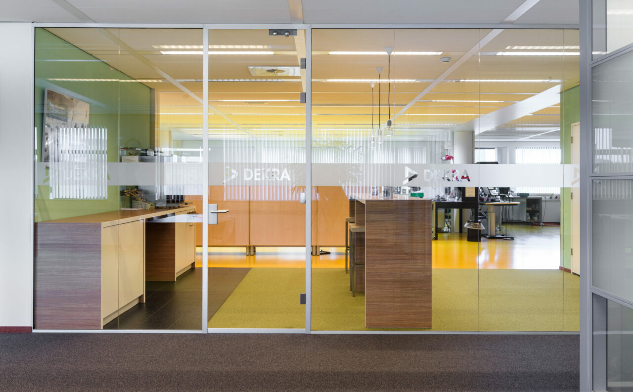 Enkelglas glaswanden kantoor Dekra