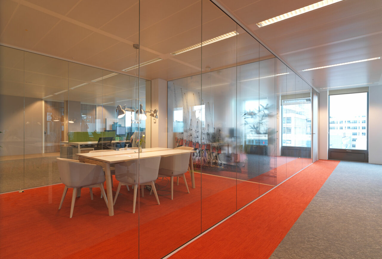 Scheidingswanden en deuren in het zakelijk interieur Glazen wanden