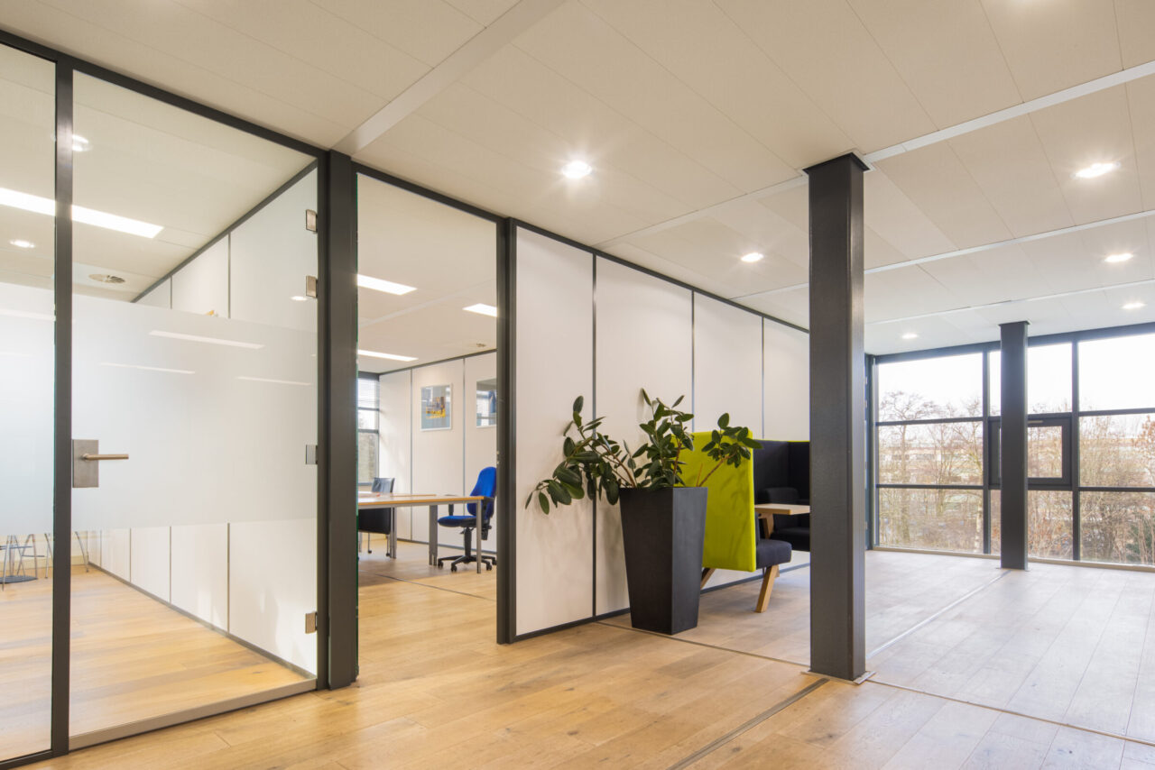 Glazen en gesloten kantoorwand