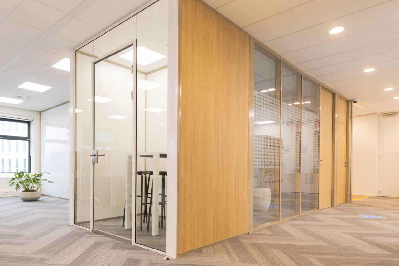 Glaswand eiken profielen CIZ Rotterdam