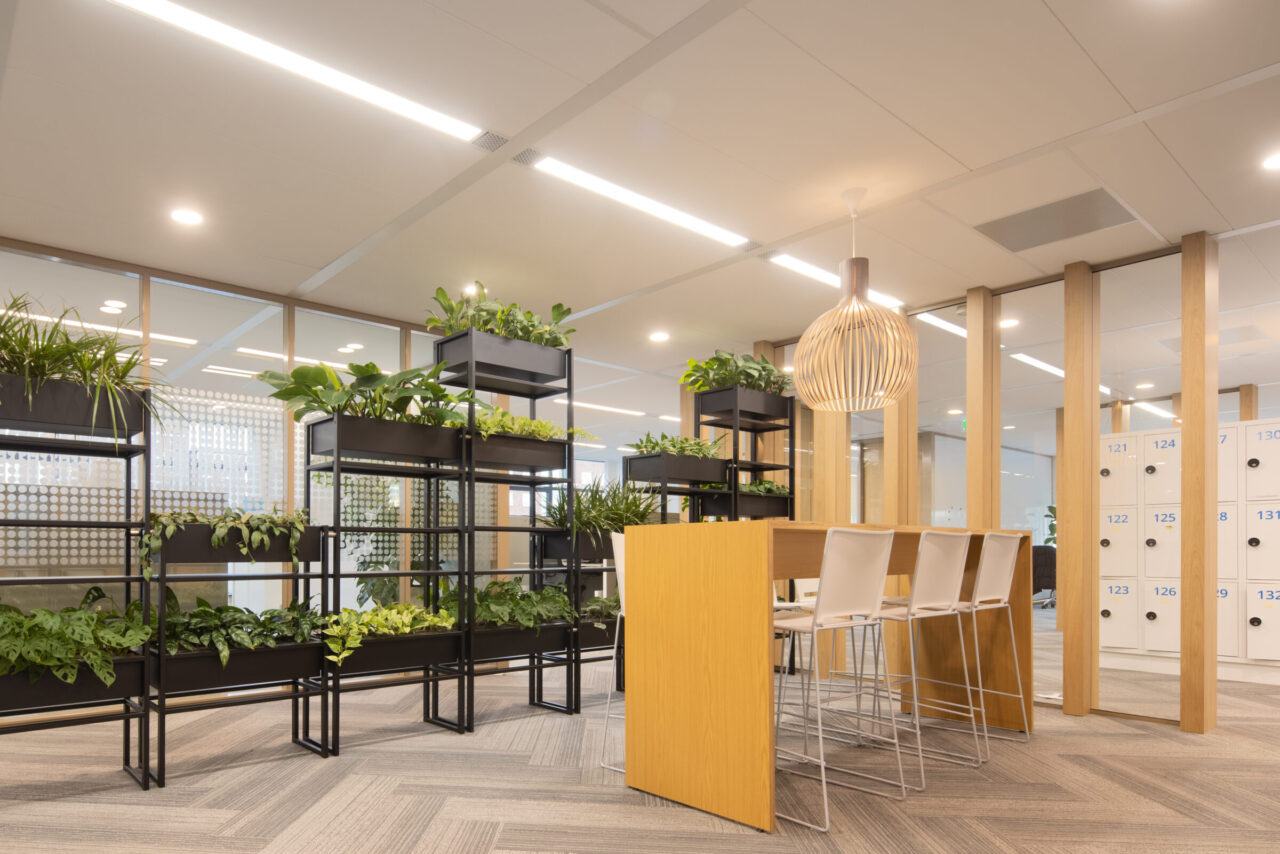 kantoorinrichting glaswanden in eiken profielen