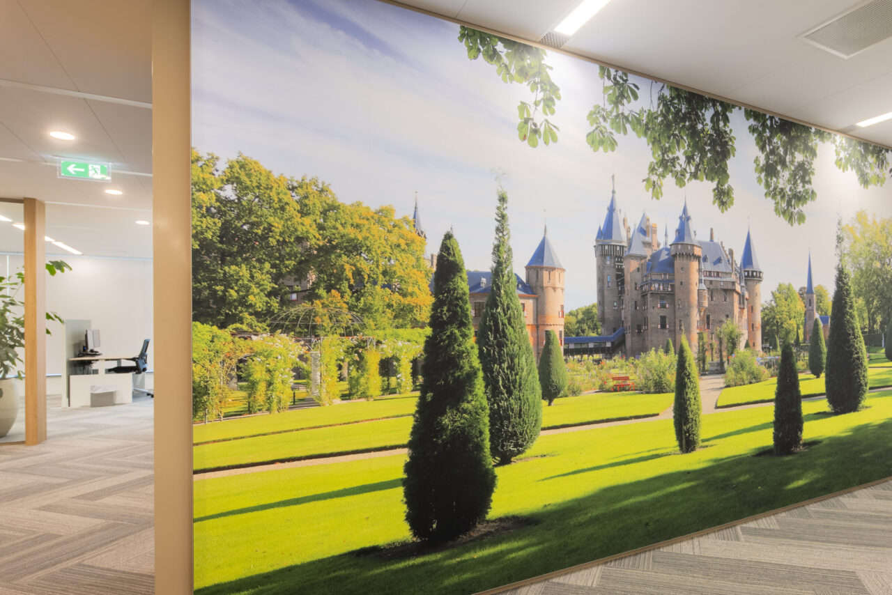 Gesloten scheidingswand met wallcover fotobehang kasteel in werkruimte.