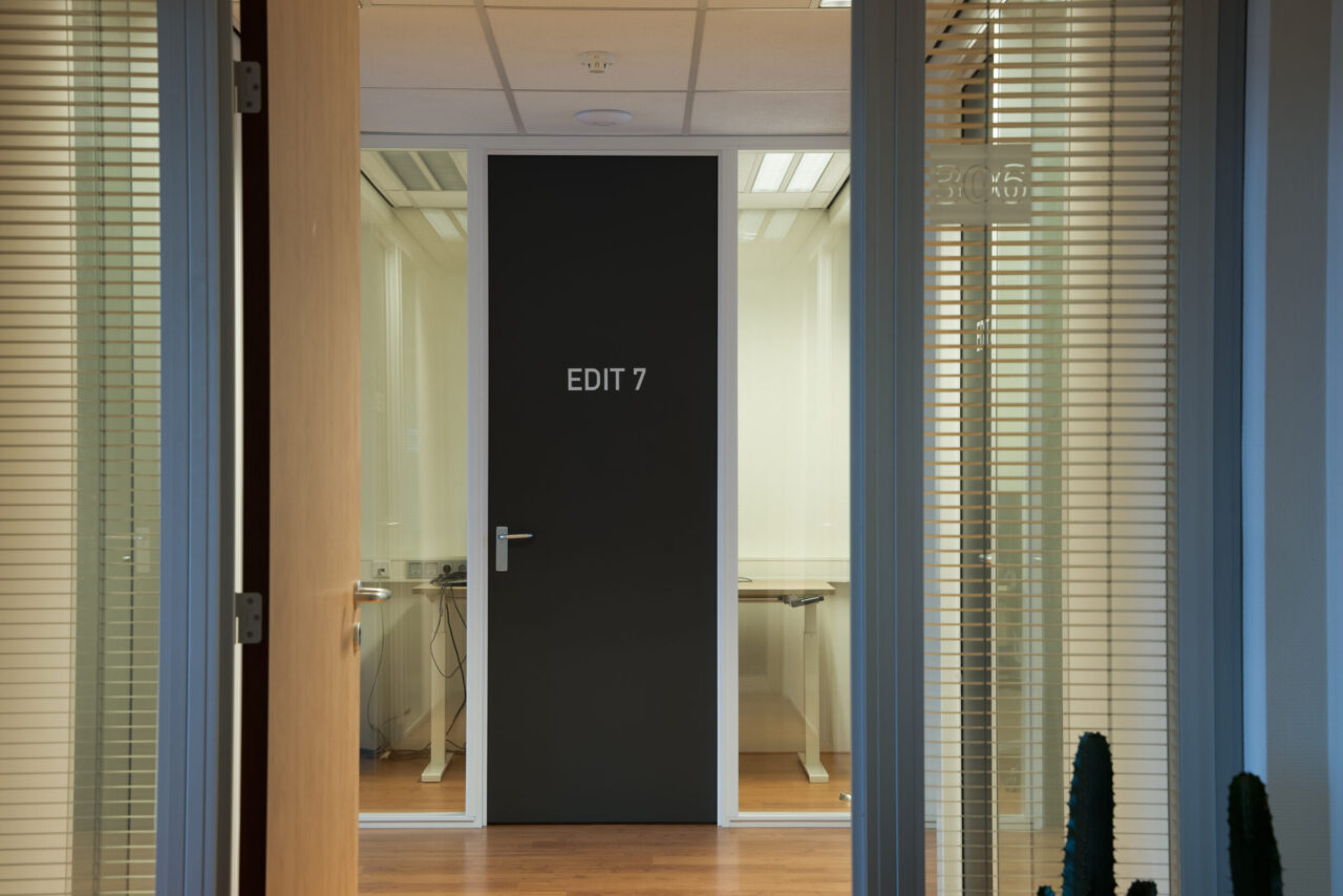 kantoorinrichting met project hoge HPL deurunit en glazen wanden tot systeemplafond