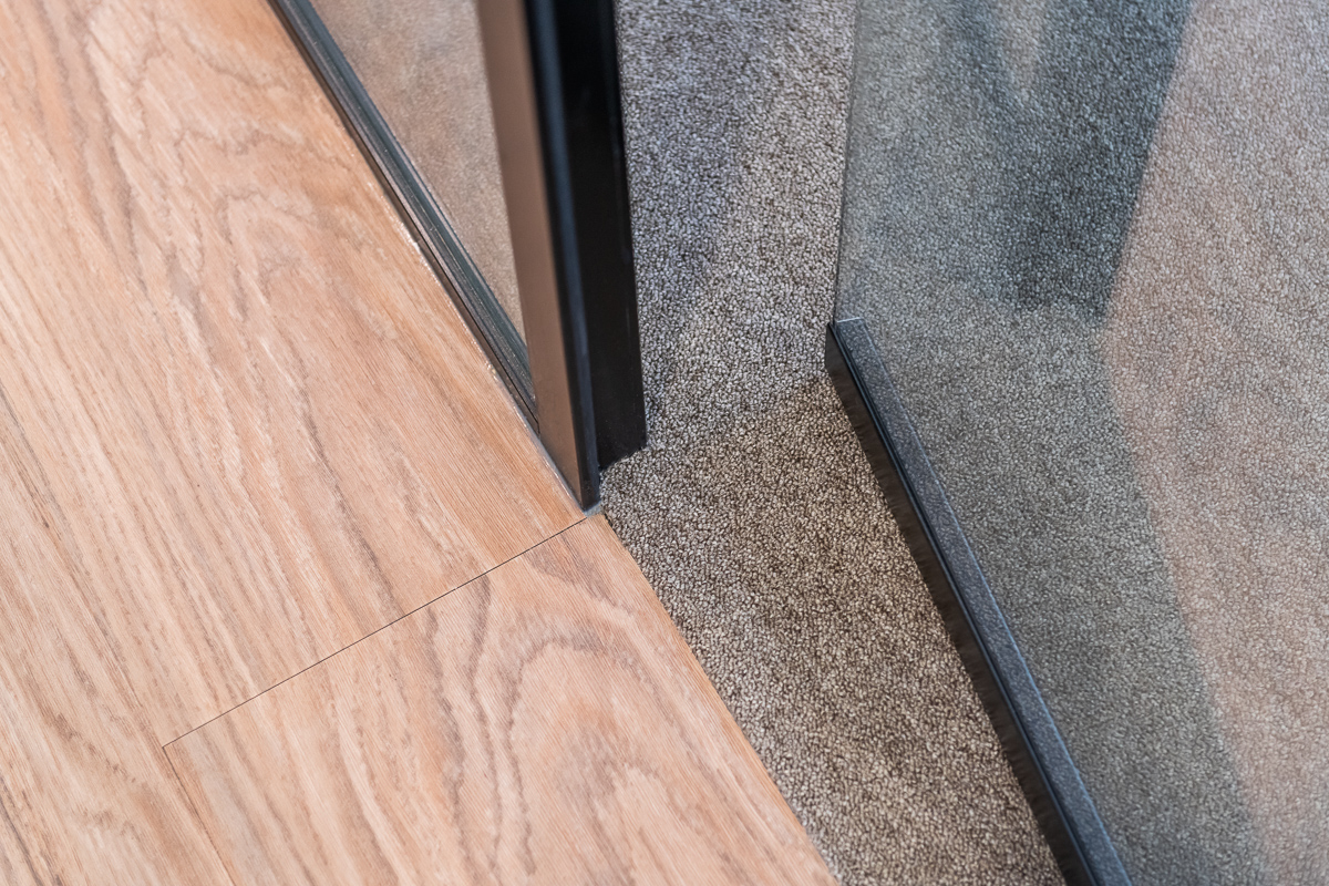 openstaande taats glasdeur in zwart profiel