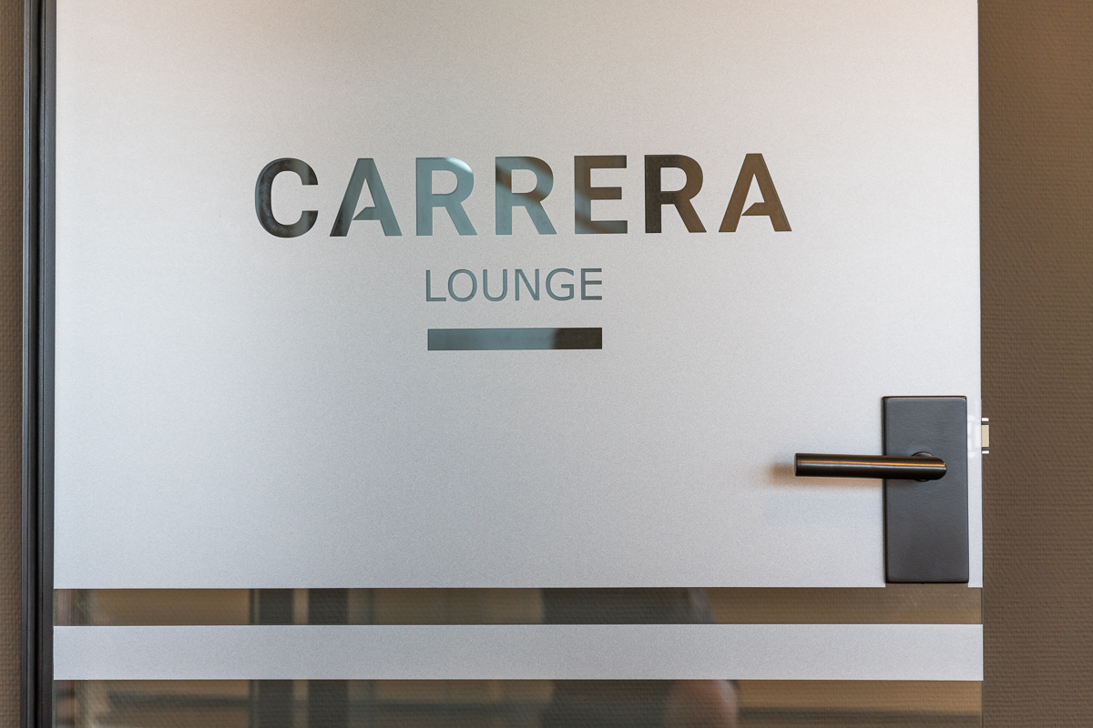 glasfolie op deur met carrera bedrijfslogo