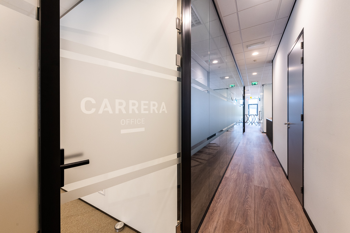 hal met glazen wand en gesloten wand als scheidingswand