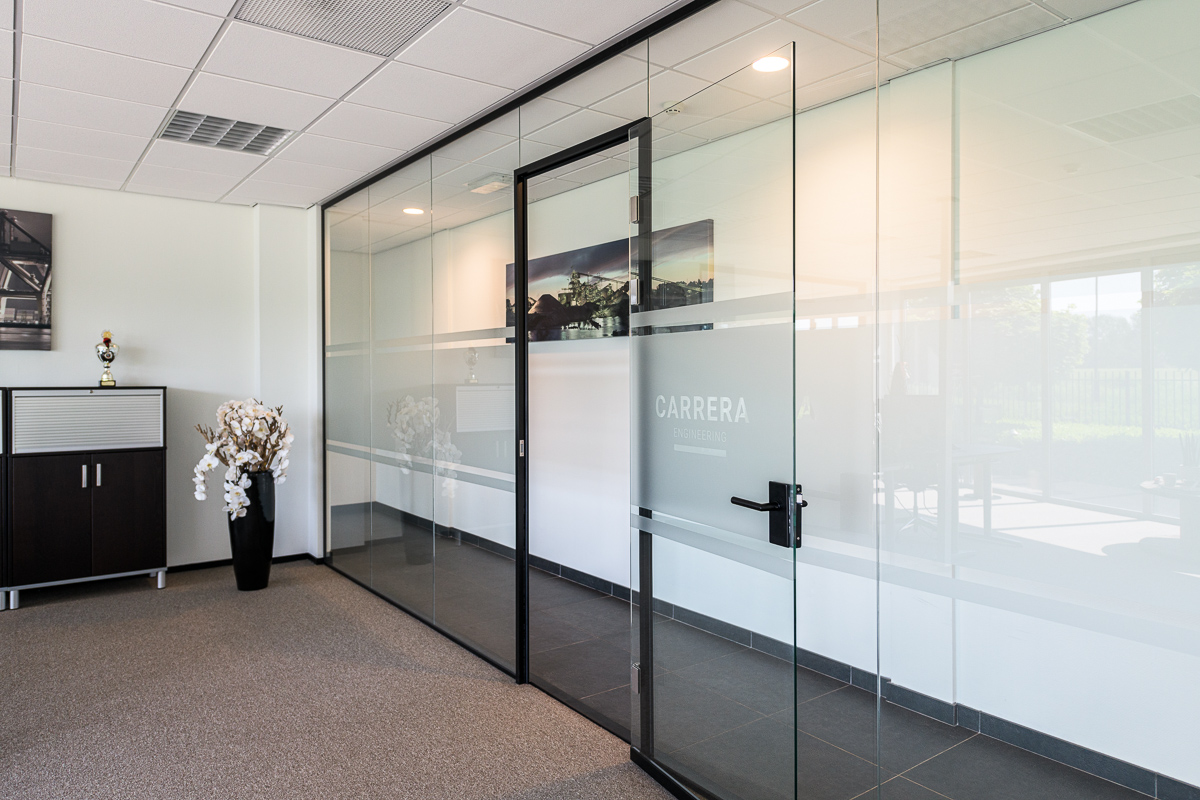 kantoor met glazen systeemwanden en glasdeur met folie in zwart kader