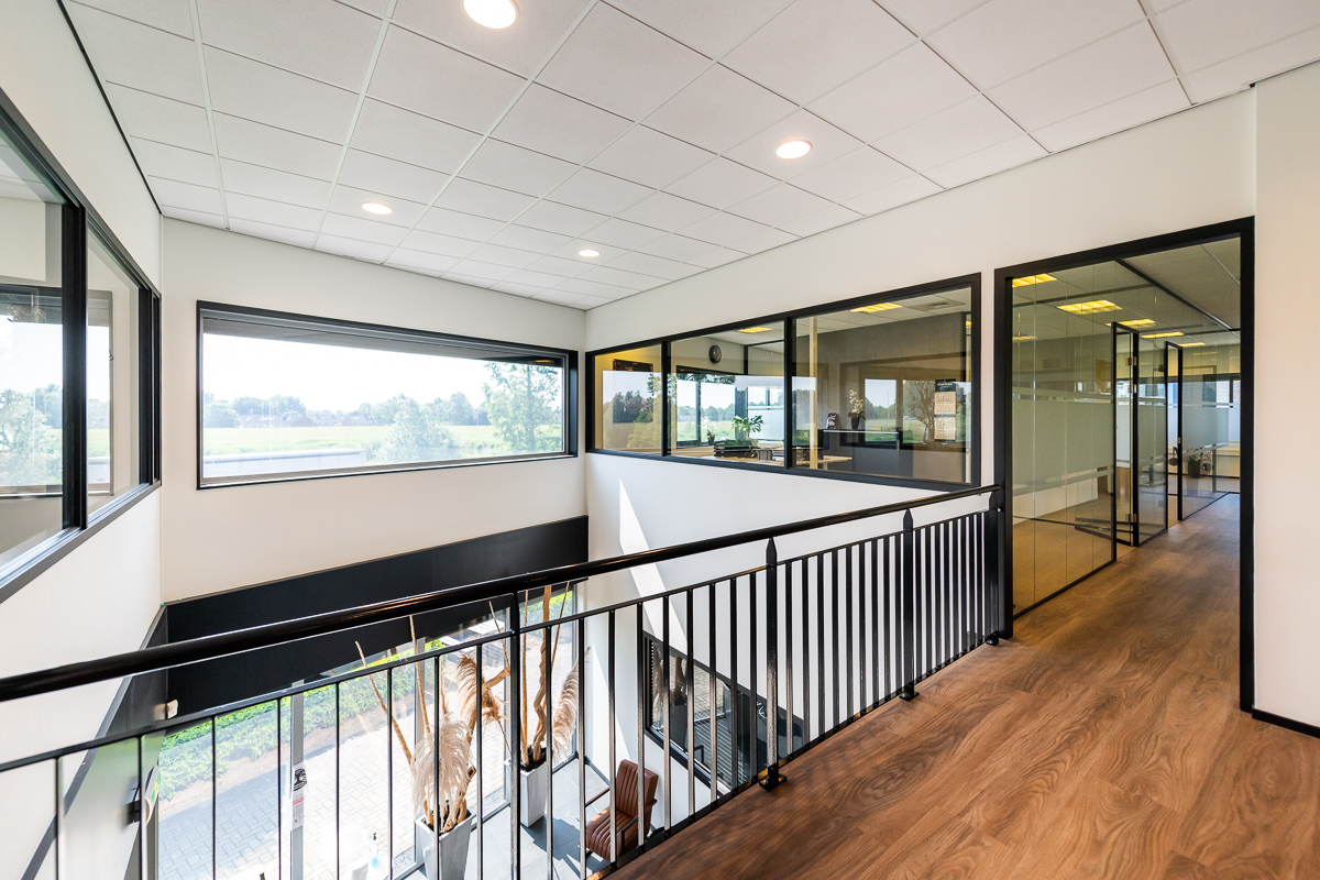 Systeemwanden kantoor met balustrade met raamkozijnen en glaswanden