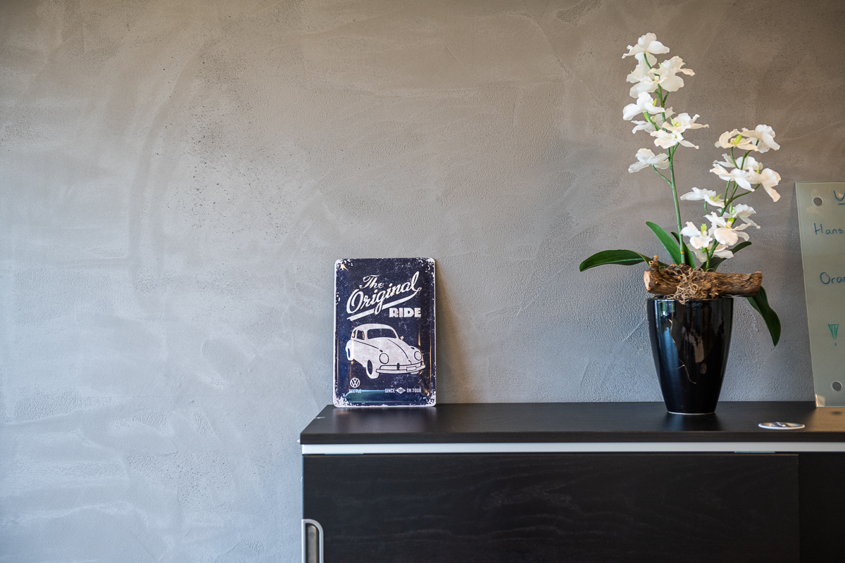 beton look metal stud systeemwand in kantoor