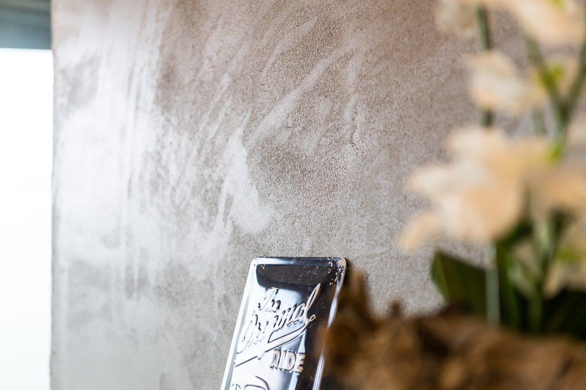 industriele metal stud wand met betonlook