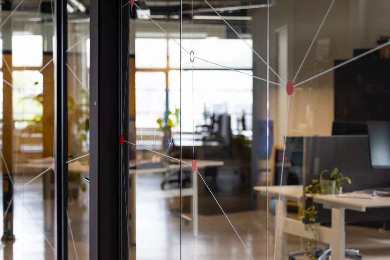gepersonaliseerde maatwerk glaswand met folie