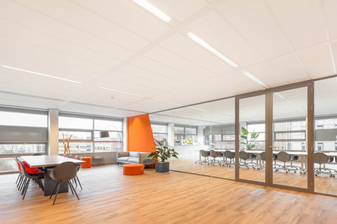Daglicht op kantoor met glazen systeemwanden kantoor Leiden