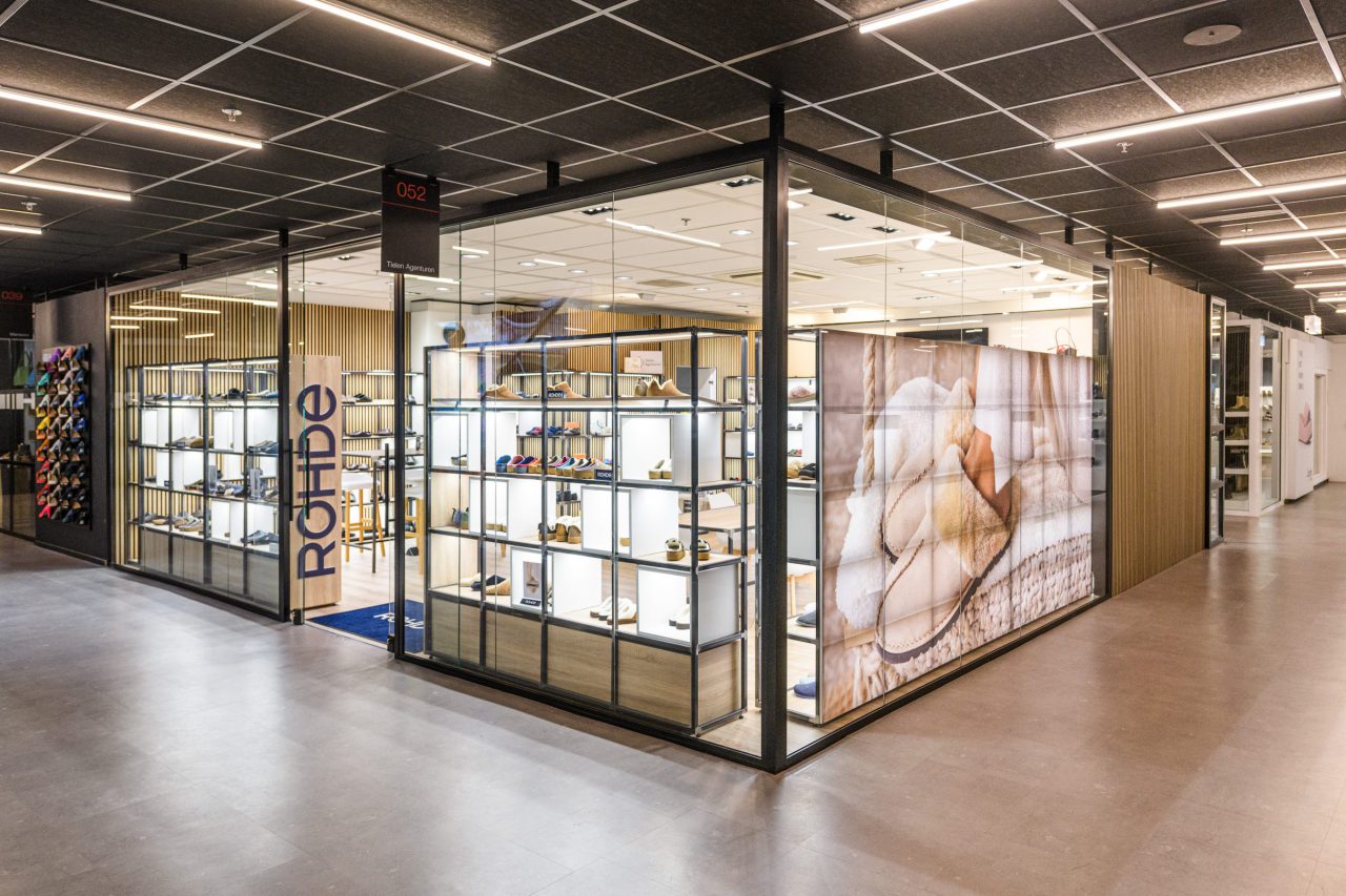 Transparante winkel showroom glaswand