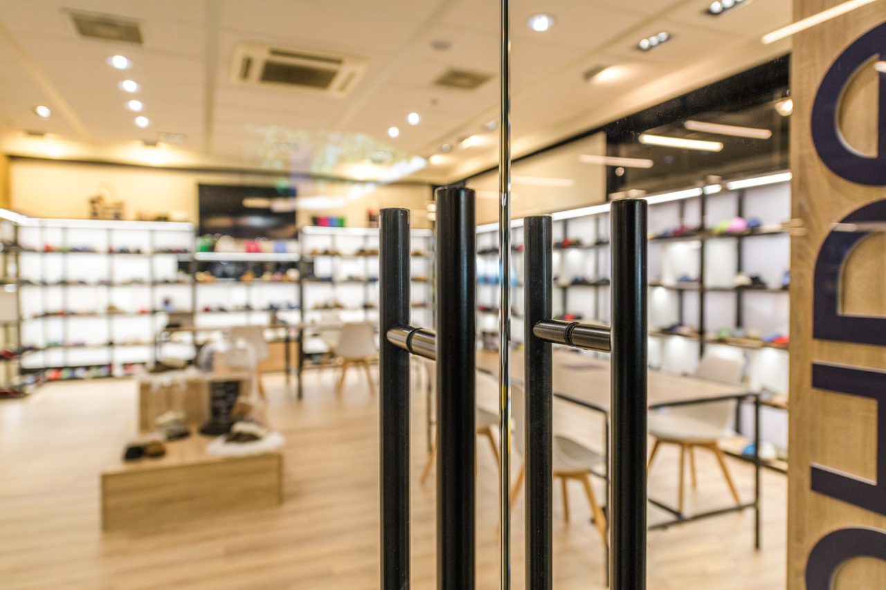 Winkel showroom met dubbele schuifdeuren
