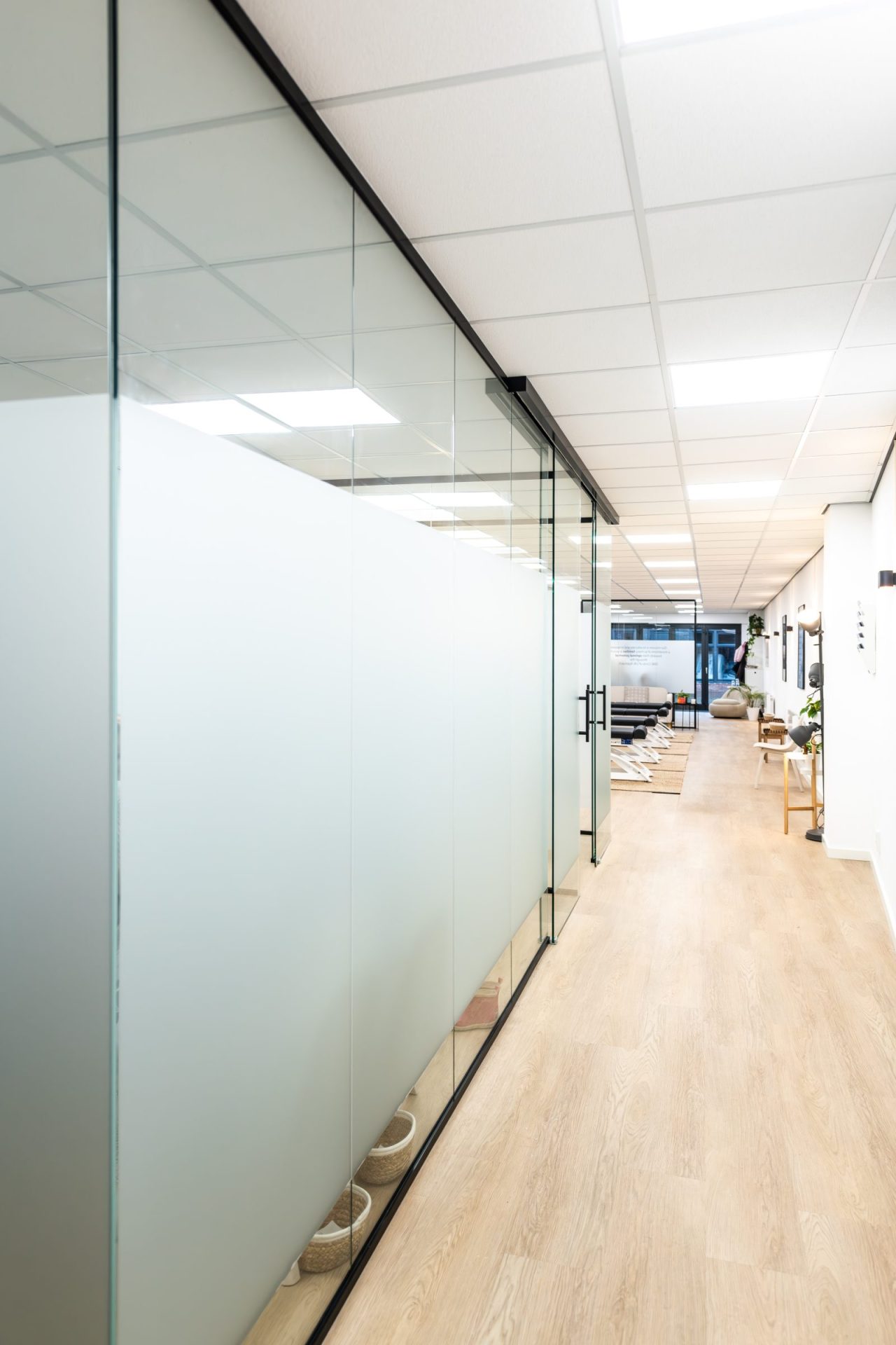 Glaswanden in praktijk met licht en privacy